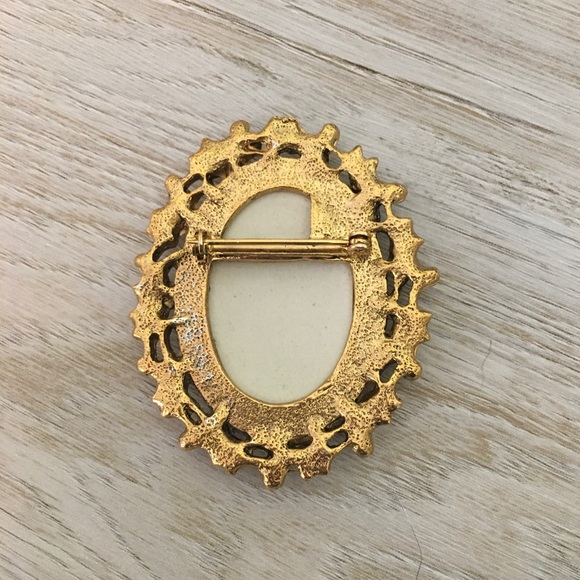 • Vintage Floral Brooch • - Picture 3 of 5